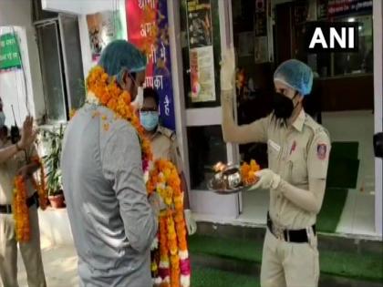 Head Constable arrives at Police Station in Delhi after recovering from Coronavirus | कोरोना वायरस से जीता जंग, पुलिस स्टेशन पहुंचा हेड कांस्टेबल, गर्मजोशी से स्वागत
