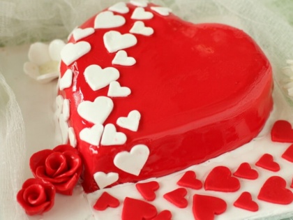 Valentines Day 2018 how to make a heart shape cake at home | Valentine's Day 2018: दिल चीरकर तो नहीं दिखा सकते लेकिन 'हार्ट' शेप केक तो बना सकते हैं