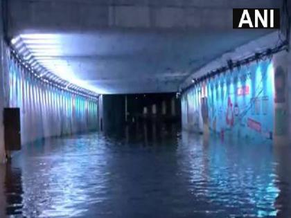 Heavy downpour causes waterlogging, traffic jams in several areas of Delhi watch video | Delhi rains: भारी बारिश के कारण कई इलाकों में जलभराव, कई जगहों पर ट्रैफिक जाम, देखें वीडियो