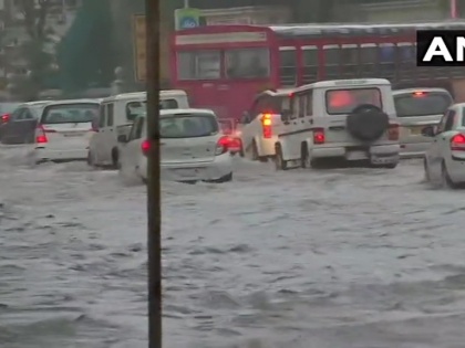 Maharashtra Heavy waterlogging & traffic congestion reported near Wilson College in Girgaon following heavy rainfall in Mumbai | मुंबई में भारी बारिशः रेल, सड़क यातायात बाधित, रेड अलर्ट जारी, पुणे, सतारा और कोल्हापुर बेहाल
