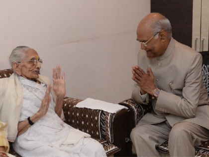 Gujarat: President Ram Nath Kovind meets Heeraben Modi, mother of PM Narendra Modi | गुजरात: पीएम मोदी की मां से मिले राष्ट्रपति रामनाथ कोविंद, लिया आशीर्वाद