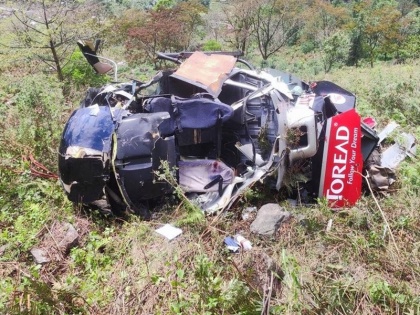 helicopter operated by Simrik Air crashed in Sankhuwasabha district of Nepal Pilot safe | नेपाल के संखुवासभा में हेलीकॉप्टर हुआ क्रैश, भारत द्वारा वित्तपोषित पनबिजली परियोजना के लिए निर्माण सामग्री ले जा रहा था, सामने आई तस्वीर