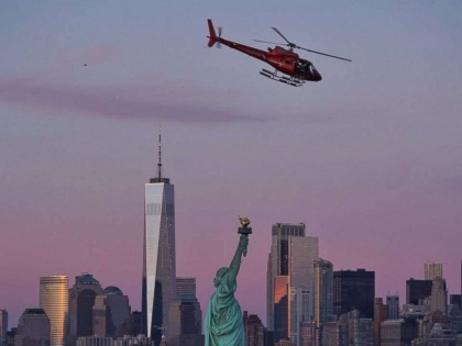 US: helicopter crashed on Manhattan's building, death of one person | अमेरिकाः मैनहट्टन के इमारत की छत पर हेलीकॉप्टर दुर्घटनाग्रस्त, पायलट की मौत