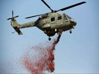COVID 19: Armed forces salute corona warriors by flowers rain by helicopters on hospitals in Delhi | COVID 19: सशस्त्र बलों ने दिल्ली के अस्पतालों पर हेलीकाप्टरों से पुष्पवर्षा करके कोरोना योद्धाओं को सलाम किया