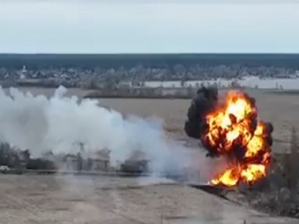 Russian helicopter blasted after missile attack in sky and explodes in ball of flames, watch video | मिसाइल हमले से जमीन पर गिरा रूस का हेलीकॉप्टर आग के गोले में हुआ तब्दील, यूक्रेन ने शेयर किया हैरतअंगेज वीडियो