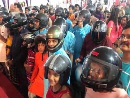 Gujarati People Wearing a helmet in ganesh pandal due to traffic rule | गणेश के भक्तों को सताया चालान का डर, बप्पा की विदाई आरती में हेलमेट पहन पहुंचे लोग 