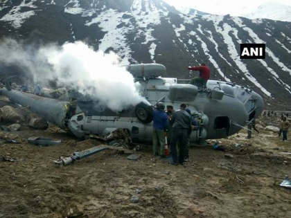 Uttarakhand: cargo helicopter of Army caught fire while landing at helipad near Kedarnath temple | उत्तराखंड: लैंडिंग के दौरान सेना का हेलीकॉप्टर कार्गो दुर्घनाग्रस्त, पायलट सहित 4 घायल