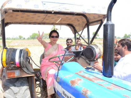 Lok Sabha Election 2019: Mathura candidate Hema Malini now drives tractor in Field in Govardhan to seek Farmers Votes | वोटरों को लुभाने के लिए एकबार फिर खेत में गईं हेमा मालिनी, बेटी बोली- तांगा से ट्रैक्टर पर आ गई बसंती