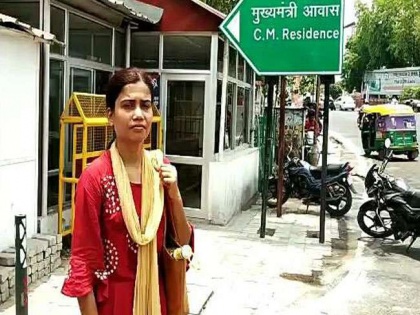 Uttar Pradesh: camp of a young woman outside the CM house, said - I love Yogi Adityanath! | उत्तर प्रदेशः सीएम आवास के बाहर तलाकशुदा युवती का डेरा, कहा- मुझसे प्यार करते हैं योगी आदित्यनाथ!