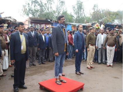 Hemant Soren guard of honor viral photo jmm jharkhand | चप्पल पहनकर गार्ड ऑफ ऑनर लेने पहुंचे हेमंत सोरेन, खुद बताई इस तस्वीर की सच्चाई, कहा- दकियानूसी परंपरा को मैं नहीं मानता  