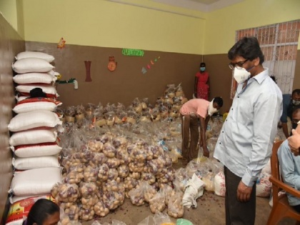 Jharkhand: CM Hemant Soren distributes ration to Coronavirus infected woman | झारखंड: जिन लोगों को सीएम ने बांटा राशन, उनमें शामिल थी संक्रमित महिला, हेमंत सोरेन समेत कई अधिकारियों पर मंडरा रहा कोरोना का खतरा