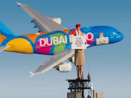 news viral video show how Nicole Smith Ludvik Burj Khalifa Dubai Emirates Airlines ads A380 plane passes besides her | Viral Video: दुनिया की सबसे ऊंची इमारत बुर्ज खलीफा का एक और एड हुआ वायरल, महिला के पास से गुजरते विमान को देख हो जाएंगे रोंगटे खड़े