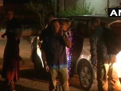 Madhya Pradesh: Hillary Clinton arrived at Ahilya Fort in Maheshwar | मध्य प्रदेश: अमेरिका की पूर्व विदेश मंत्री हिलेरी क्लिंटन पहुंची महेश्वर, तीन दिन के भारत दौरे पर Madhya Pradesh: Hillary Clinton arrived at Ahilya Fort in Maheshwar | मध्य प्रदेश: अमेरिका की पूर्व विदेश मंत्री हिलेरी क्लिंटन पहुंची महेश्वर, तीन दिन के भारत दौरे पर