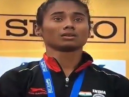 Hima Das was in tears during national anthem after winning historical gold medal | ऐतिहासिक गोल्ड जीतने के बाद राष्ट्रगान बजने पर भावुक हुईं हिमा दास, छलक पड़े आंसू, देखें वीडियो