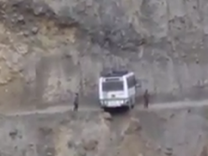 viral Video: driver in Himachal Pradesh will be surprised to see such a twisted bus in a thin place on a hill | Video: हिमाचल प्रदेश में ड्राइवर ने पहाड़ी पर पतली सी जगह में ऐसे मोड़ी बस, देख कर रह जाएंगे हैरान