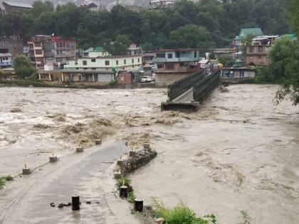 North India Flood alert: Portion of bridge in Kullu collapses due to heavy rainfall | उत्तर भारत के कई इलाकों में बाढ़ का अलर्ट: हिमाचल में बारिश से बह गया नदी पर बने पुल का एक हिस्सा