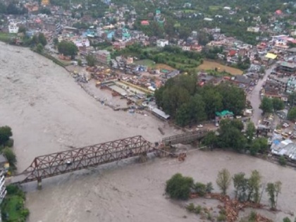 Himachal Pradesh rain flood Six people stranded in floods, all educational institutions closed in Kangra | हिमाचल प्रदेश में बारिश का कहर: बाढ़ में फंसे छह लोगों को बचाया गया, कांगड़ा में सभी शिक्षण संस्थान बंद