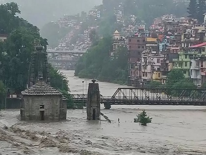 Situation very bad due to floods and landslides in Himachal Pradesh, hundreds of tourists stranded, more than 1100 roads closed | हिमाचल प्रदेश में बाढ़ और भूस्खलन से हालात बेहद खराब, सैकड़ों पर्यटक फंसे, 1100 से ज्यादा सड़कें बंद
