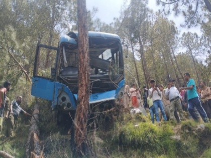 Himachal Pradesh bus full of passengers fell into a ditch more than 40 people were on board | हिमाचल प्रदेश में खाई में गिरी यात्रियों से भरी बस, 40 से अधिक लोग थे सवार