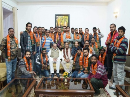 before elections in Himachal 26 leaders including former general secretary of state Congress join BJP | हिमाचल में कांग्रेस को बड़ा झटका, चुनाव से पहले प्रदेश के पूर्व महासचिव समेत 26 नेता भाजपा में शामिल