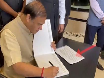 video himanta biswa sarma writing by copying in visitor's book said I do not know english well | विजिटर बुक में नकल कर लिखते दिखे हिमंत बिस्वा सरमा, वीडियो वायरल होने पर कहा- मैं स्वीकार करता हूं कि... video himanta biswa sarma writing by copying in visitor's book said I do not know english well | विजिटर बुक में नकल कर लिखते दिखे हिमंत बिस्वा सरमा, वीडियो वायरल होने पर कहा- मैं स्वीकार करता हूं कि...