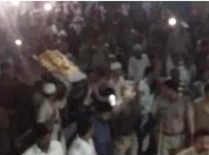 Uttar pradesh-hindu-muslims- comunity-people-fought-for-a-dead-body-in-moradabad | उत्तर प्रदेश: चमन की मौत के बाद दिखा हिन्दू-मुस्लिम का भाईचारा, अर्थी उठा किया दफ्न Uttar pradesh-hindu-muslims- comunity-people-fought-for-a-dead-body-in-moradabad | उत्तर प्रदेश: चमन की मौत के बाद दिखा हिन्दू-मुस्लिम का भाईचारा, अर्थी उठा किया दफ्न