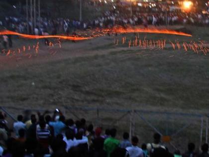 40 'warriors' injured in Hingot war involving Diwali tradition in Madhya Pradesh | मध्य प्रदेश में दिवाली की परंपरा से जुड़े हिंगोट युद्ध में बरसे देशी रॉकेट, 40 'योद्धा' जख्मी 40 'warriors' injured in Hingot war involving Diwali tradition in Madhya Pradesh | मध्य प्रदेश में दिवाली की परंपरा से जुड़े हिंगोट युद्ध में बरसे देशी रॉकेट, 40 'योद्धा' जख्मी