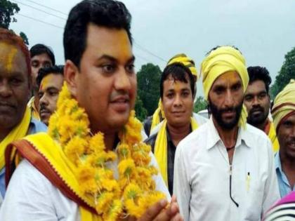 hiralal alawa is unhappy and he wants to meet rahul gandhi | मध्य प्रदेशः मंत्रिमंडल में जगह नहीं मिलने पर हीरालाल हुए नाराज, राहुल गांधी से मिलने का मांगा समय hiralal alawa is unhappy and he wants to meet rahul gandhi | मध्य प्रदेशः मंत्रिमंडल में जगह नहीं मिलने पर हीरालाल हुए नाराज, राहुल गांधी से मिलने का मांगा समय