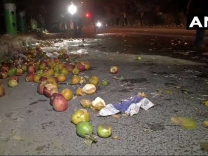 over-speeding car hit and run south delhi, one fruit vendor died | दक्षिणी दिल्ली में फल विक्रेताओं को कुचलते हुए निकल गई मर्सिडीज, एक व्यक्ति की मौत