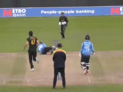 Prithvi Shaw Falls Awkwardly While Playing Shot, Gets Out Hit Wicket | WATCH: काउंटी क्रिकेट में बाउंसर गेंद पर पृथ्वी शॉ खो बैठे अपना संतुलन, स्टंप पर बल्ला मारकर हुए हिट विकेट का शिकार