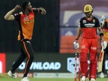 RH Vs RCB IPL 2021 Match 6 virat kohli angry reaction after caught by vijay shankar | IPL 2021: आउट होने के बाद मैदान फूटा विराट कोहली का गुस्सा, बाउंड्री लाइन पर मारा बल्ला और फिर...