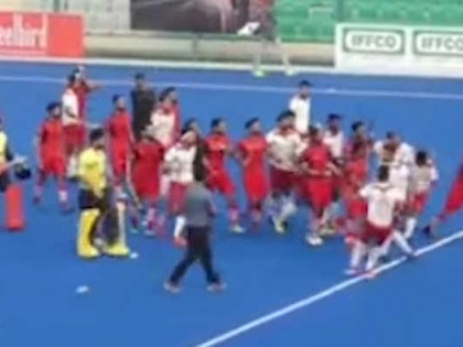 Punjab Police and PNB players fight during Nehru Hockey Final | नेहरू हॉकी फाइनल के दौरान पंजाब पुलिस और पीएनबी के खिलाड़ियों के बीच मारपीट, वीडियो वायरल