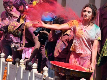 Holi Festival 2020 rashifal lucky color to play holi according to zodiac sign | Holi Festival 2020: राशि के अनुसार किसके लिए कौन सा रंग है शुभ, जानिए