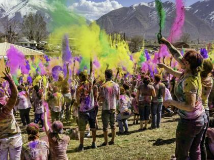 Holi 2018 celebrations live news songs, messages, photo and Video updates | होली LIVE: सीमा पर जवानों ने बदलीं मिठाइयां, अमृतसर के स्वर्ण मंदिर में ऐसा दिखा नजारा Holi 2018 celebrations live news songs, messages, photo and Video updates | होली LIVE: सीमा पर जवानों ने बदलीं मिठाइयां, अमृतसर के स्वर्ण मंदिर में ऐसा दिखा नजारा