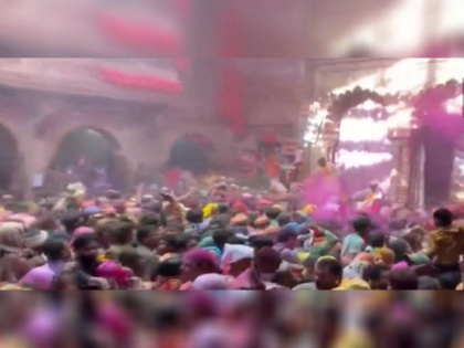 Holi celebrations begin on the occasion of Rangbhari Ekadashi at Banke Bihari Temple in Vrindavan | Rangbhari Ekadashi 2022: वृंदावन के बांके बिहारी मंदिर में रंगभरी एकादशी के मौके पर शुरू हुआ होली का जश्न, देखें वीडियो