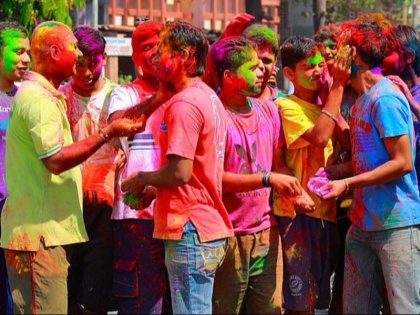 Holi celebration of color, gusto and glee with traditional Holi across the country | देशभर में पारंपरिक हर्षोल्लास के साथ मनाई गई रंग, उमंग और उल्लास की होली