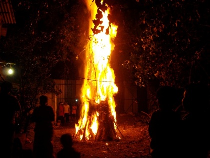 Holika Dahan 2022 People perform Holika Dahan, a ritual that symbolises the victory of good over evil | Holi 2022: दिल्ली-पंजाब से आईं होलिका दहन की तस्वीरें, दहन से पहले लोगों ने की होलिका माता की पूजा