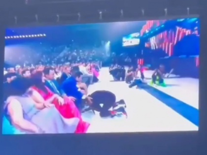 IIFA Awards 2022 Honey Singh bowed at AR Rahman's feet during performance video viral | IIFA Awards 2022: परफॉर्मेंस के दौरान मंच से उतरकर एआर रहमान के पैरों में झुके हनी सिंह, वीडियो हुआ वायरल