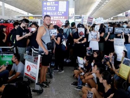 Hong Kong protests: airport suspends all flights | हांगकांग विरोध प्रदर्शन: एयरपोर्ट से जाने वाली सभी उड़ानें की गई रद्द