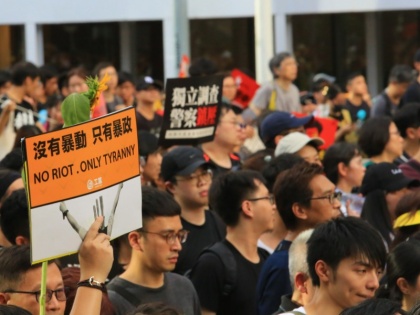 Hong Kong protesters march to train station | हांगकांग में सरकार के खिलाफ प्रदर्शन का सिलसिला फिर शुरू, स्टेशन की ओर मार्च