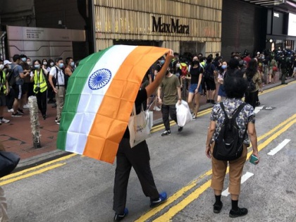 Protesters waved the tricolor flag in Hong Kong on Chinese National Day, viral on social media | चीनी राष्ट्रीय दिवस पर हॉन्ग-कॉन्ग में प्रदर्शनकारियों ने लहराया तिरंगा झंडा, सोशल मीडिया पर वायरल