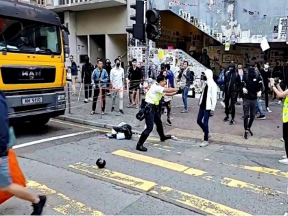 Hong Kong protesters hurl petrol bombs in fresh university clashes | हांगकांग में मुख्य सुरंग के पास प्रदर्शनकारियों और पुलिस के बीच झड़प, जानिए क्या है कारण
