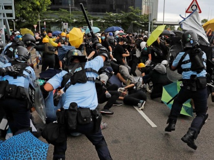 Clashes between police and protesters in Hong Kong | हांगकांग में फिर हुईं झड़पें, पुलिस ने प्रदर्शनकारी पर चलाई गोली