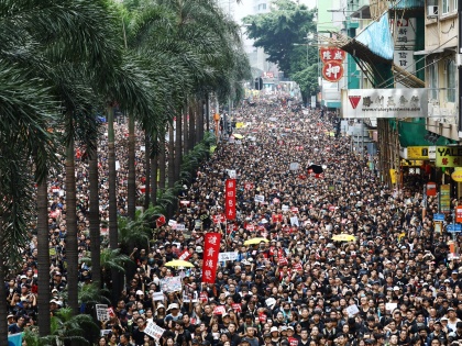 Hong Kong protest: prostertes targets trains, students boycott classes, chines media warns | हांगकांग: प्रदर्शनकारियों ने रेलगाड़ियों को निशाना बनाया, हड़ताल का आह्वान
