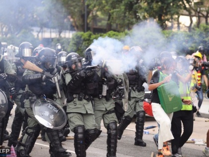 Hong Kong police use water cannon to deter protesters | हांगकांग में पुलिस-प्रदर्शनकारियों में झड़प, लोकतांत्रिक तरीके से चुनाव के लिए दो महीने से भी ज्यादा समय से चल रहा है प्रदर्शन