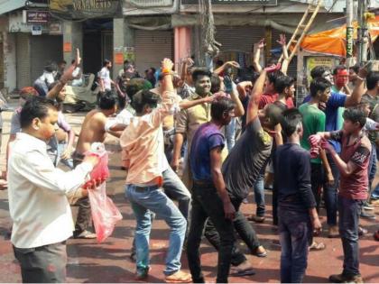 Delhi: Bikers stabbed man for protesting hooliganism | होली के हुड़दंग में बाइक सवारों ने युवक पर 50 बार घोंपा चाकू, सीसीटीवी में रिकॉर्ड Delhi: Bikers stabbed man for protesting hooliganism | होली के हुड़दंग में बाइक सवारों ने युवक पर 50 बार घोंपा चाकू, सीसीटीवी में रिकॉर्ड