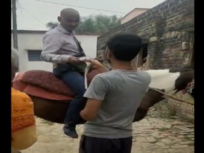 Bihar Sheohar, collecting electricity bill by riding on horse video, employee may loose job | बिहार के शिवहर में घोड़े पर सवार होकर बिजली बिल की वसूली करना पड़ा महंगा, अधिकारियों के सख्त तेवर, जायेगी नौकरी Bihar Sheohar, collecting electricity bill by riding on horse video, employee may loose job | बिहार के शिवहर में घोड़े पर सवार होकर बिजली बिल की वसूली करना पड़ा महंगा, अधिकारियों के सख्त तेवर, जायेगी नौकरी