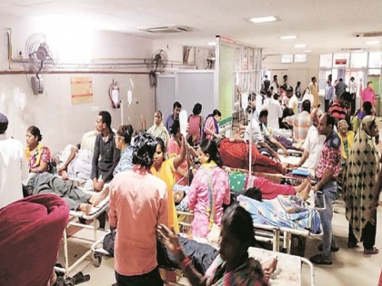 Madhya Pradesh: Government hospital nurses new year party | दर्द से तड़प रहे थे मरीज, दरवाजा बंद कर सरकारी अस्पताल न्यू ईयर पार्टी मना रहीं थीं नर्सें