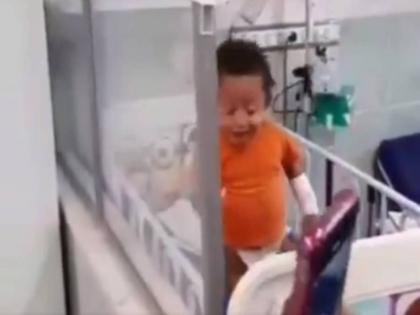toddler sings song while admitted to hospital video goes viral on social media | अस्पताल में इलाज कर रहे बच्चे ने गाया मजेदार गाना , लोगों ने कहा - बच्चे के साहस ने बड़ों को पीछे छोड़ दिया. वीडियो वायरल