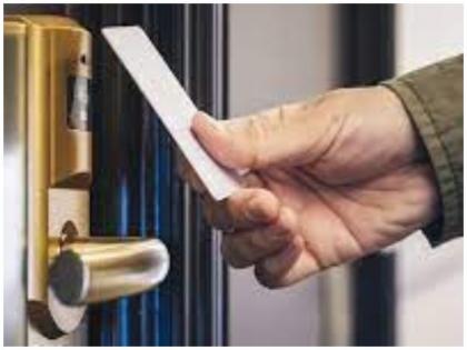 Husband reached hotel with girlfriend on wife's 'Aadhaar', police arrested | पत्नी के 'आधार' पर पति गर्लफ्रेंड को लेकर पहुंचा होटल, पुलिस ने किया गिरफ्तार